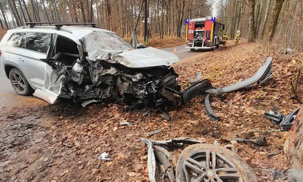 Groźny wypadek w Tenczynku. Samochód uderzył w drzewo