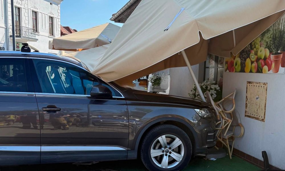 Groźne chwile w centrum Krzeszowic. Auto wjechało na chodnik i potrąciło dwie osoby