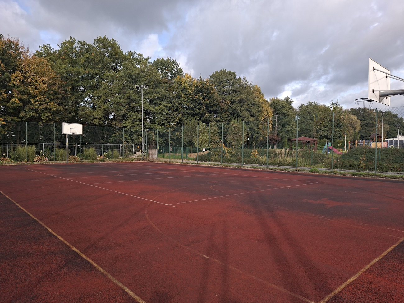 Orlik Krzeszowice. Boisko do koszykówki